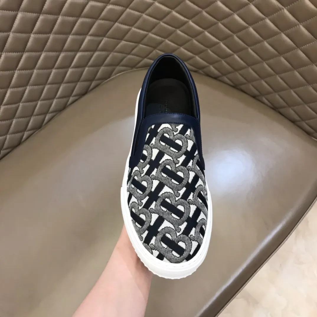 ◾️▫️P340. B's new spring and summer product, men's classic low-cut slip-on sneakers, are made of classic retro B's printed canvas material, spliced ​​with layered calfskin, and decorated with a new brand logo. First-layer cowhide lining, embossed Burberry logo on the heel, and original TPU outsole!  Size: 38-45